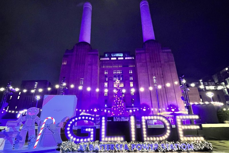 Schlittschuh Bahn Verlobung an der Battersea Powerstation